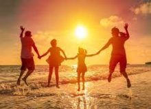 famille sur la plage au crépuscule